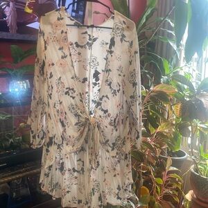 Torrid ‘ Size 00/0 is M/L on Chart in blouse.